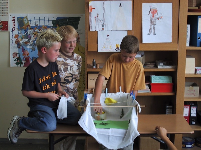 Bauchladentheater Workshop in einer Grundschule: Buben