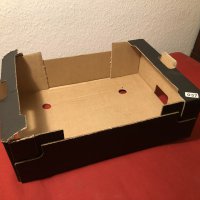 Kleinerer Karton, schön flach und mit genügender Tiefe, um auch ein umfangreicheres Bühnenbild unterzubringen.