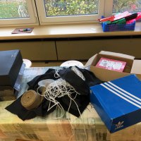 Material zum Karton-Bühnen-Bau: Kartons, schwarzer Stoff, Schnur, Gewebeband, breites Stoffband (es fehlen die Rundhözer für die Vorhangstangen).