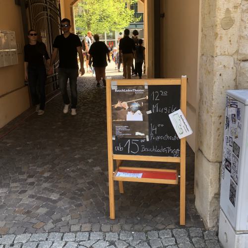 Bauchladentheater zum Damenviertel Fest in Jena 2025