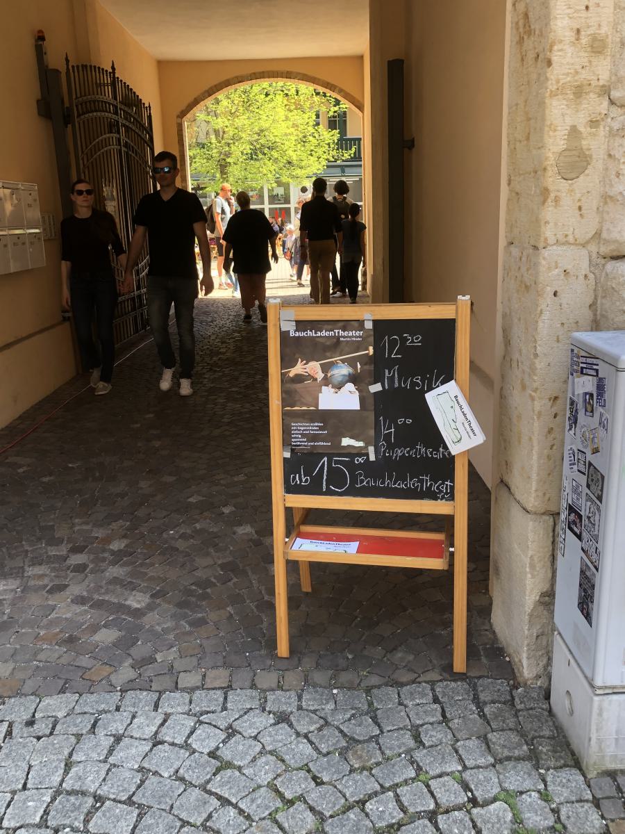 Bauchladentheater zum Damenviertel Fest in Jena 2025