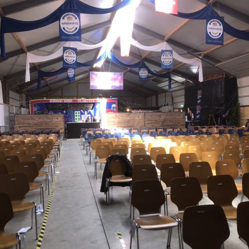 Blick des Bauchladentheater-Spielers in das riesige Festzelt. Noch ohne Publikum. Überhaupt nicht der passende Rahmen für einen Auftritt des Bauchladentheaters. Dank der neugierigen und interessierten Zuschauer und Zuschauerinnen waren die drei Geschichten aber ein Erfolg!