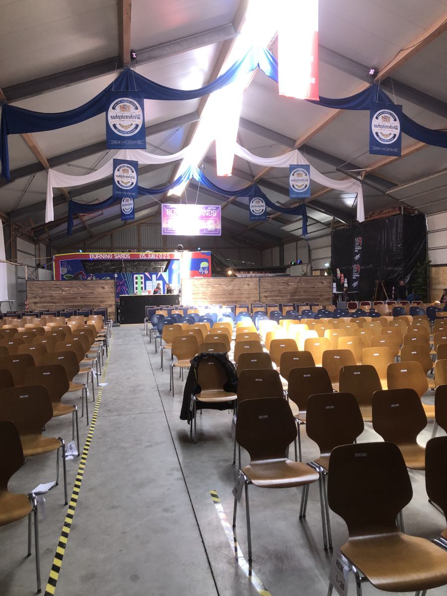 Blick des Bauchladentheater-Spielers in das riesige Festzelt. Noch ohne Publikum. Überhaupt nicht der passende Rahmen für einen Auftritt des Bauchladentheaters. Dank der neugierigen und interessierten Zuschauer und Zuschauerinnen waren die drei Geschichten aber ein Erfolg!