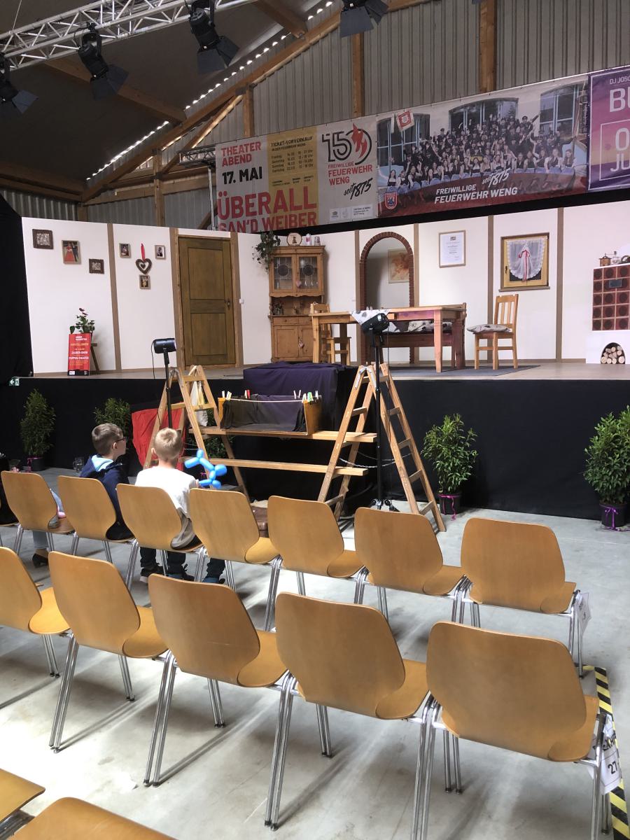 Die Bauchladentheater Bühne vor der Bühne.