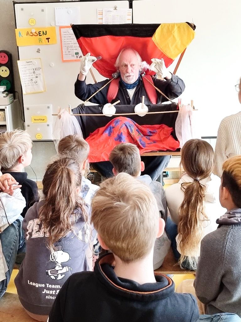 Auftritt in Klassenstufe 3/4 mit den 'Göttervögeln'.