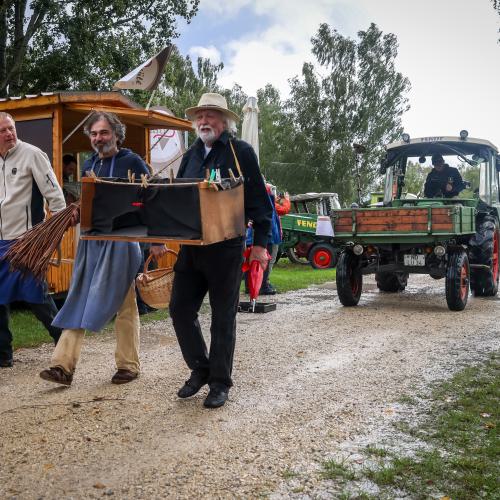 Foto Jürgen Meyer - Vielen Dank! Museumsfest Haus im Moos 2025: Einzug der Oldtimer Buldogs un der Handwerker. Mit Geschichten-Werker Martin Hinder und seinem Bauchladentheater.