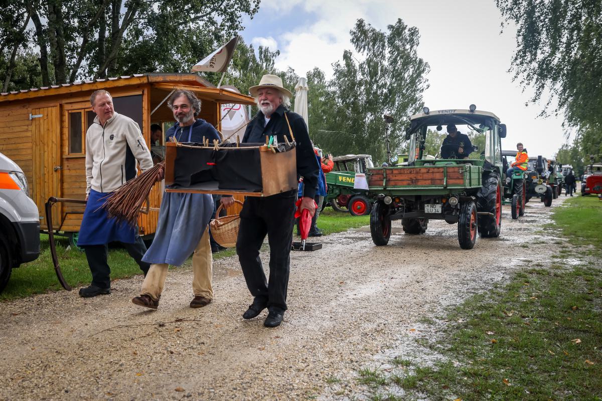 Foto Jürgen Meyer - Vielen Dank! Museumsfest Haus im Moos 2025: Einzug der Oldtimer Buldogs un der Handwerker. Mit Geschichten-Werker Martin Hinder und seinem Bauchladentheater.
