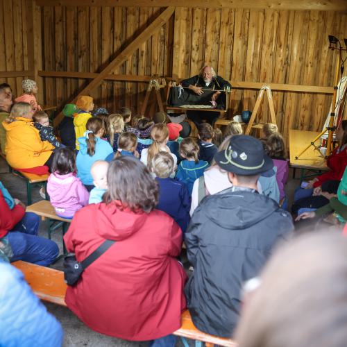 Foto Jürgen Meyer - Vielen Dank! Museumsfest Haus im Moos 2025: Aufführung des Bauchladentheater im 