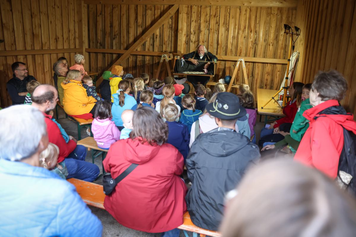 Foto Jürgen Meyer - Vielen Dank! Museumsfest Haus im Moos 2025: Aufführung des Bauchladentheater im 