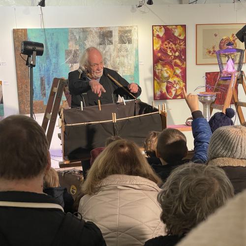 Auftritt 2024 des Bauchladentheaters auf dem Schwabinger Weihnachtsmarkt