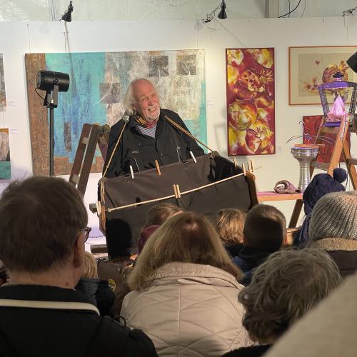 Auftritt 2024 des Bauchladentheaters auf dem Schwabinger Weihnachtsmarkt