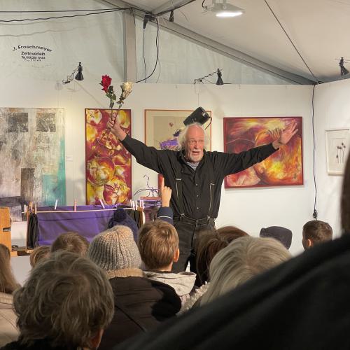 Auftritt 2024 des Bauchladentheaters auf dem Schwabinger Weihnachtsmarkt
