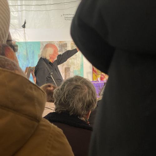 Auftritt 2024 des Bauchladentheaters auf dem Schwabinger Weihnachtsmarkt