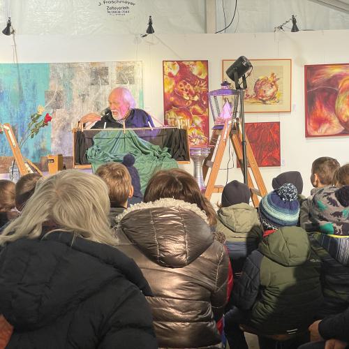 Auftritt 2024 des Bauchladentheaters auf dem Schwabinger Weihnachtsmarkt
