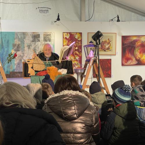 Auftritt 2024 des Bauchladentheaters auf dem Schwabinger Weihnachtsmarkt