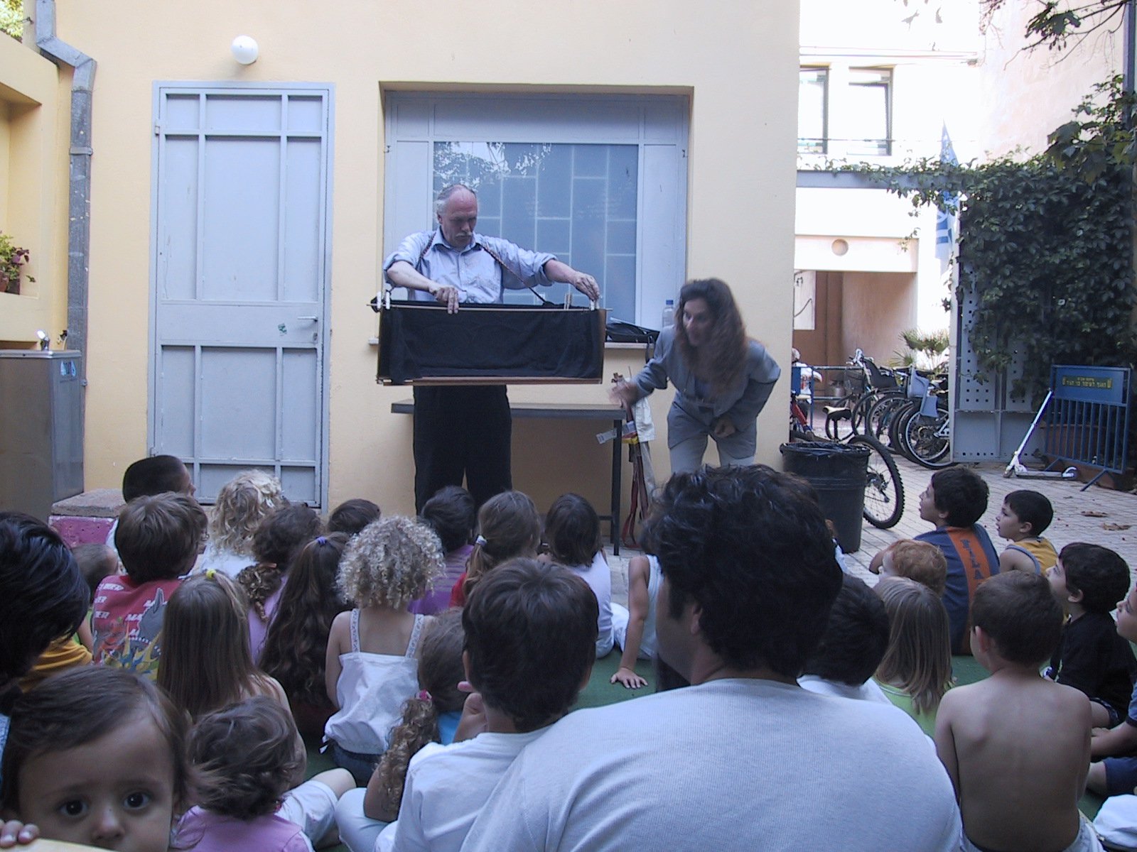 Bauchladentheater-Auftritte-Israel-Palestina-2005