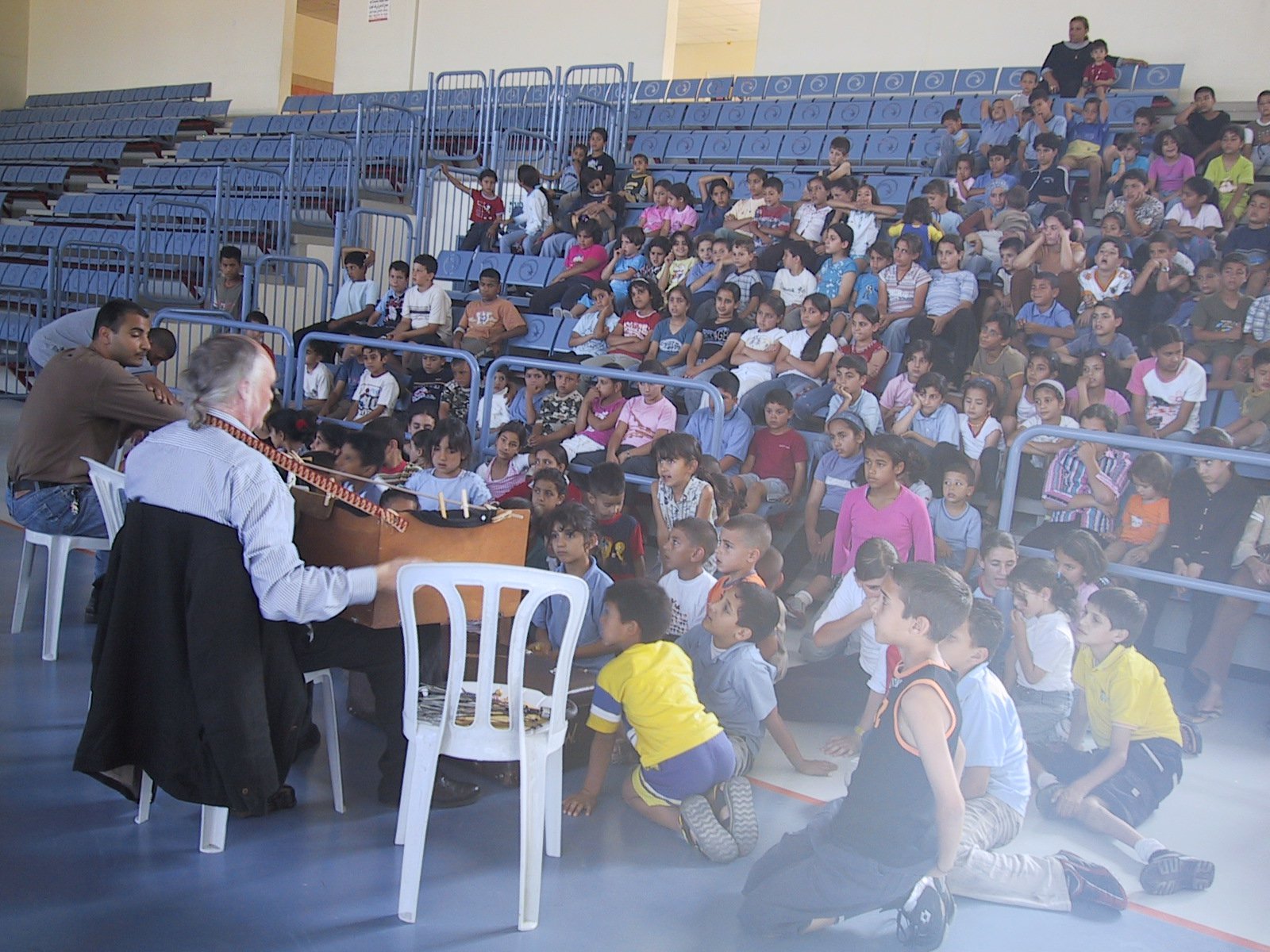 Bauchladentheater-Auftritte-Israel-Palestina-2005