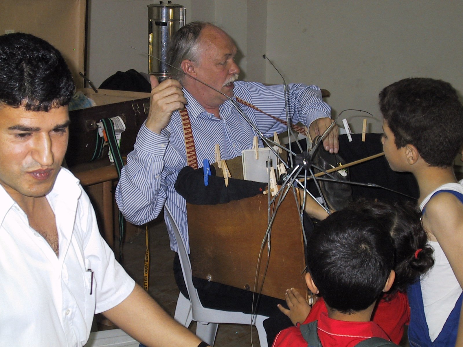 Bauchladentheater-Auftritte-Israel-Palestina-2005