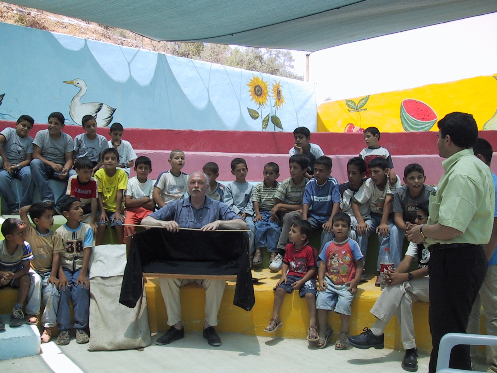 Bauchladentheater-Auftritte-Israel-Palestina-2005