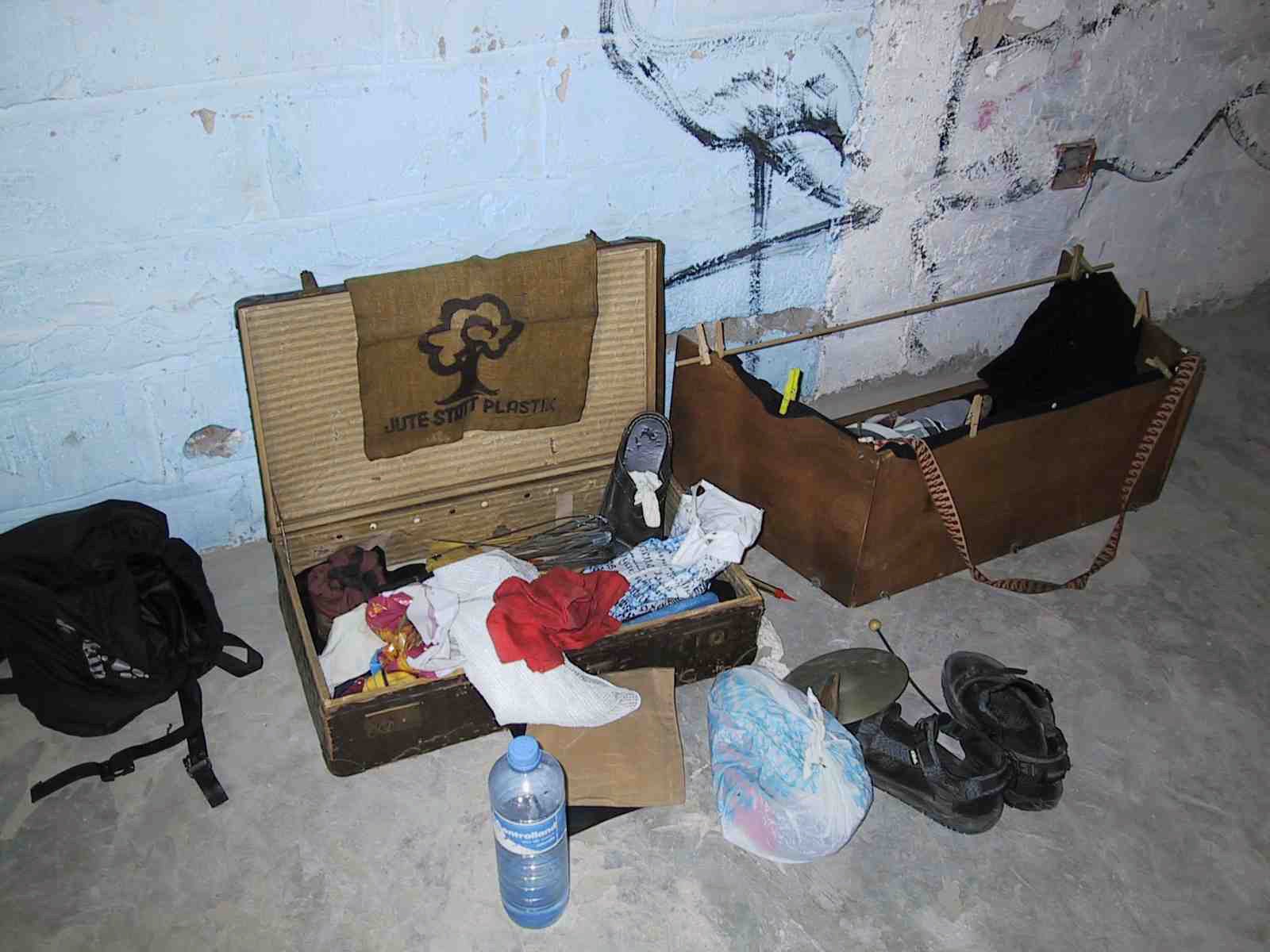 Bauchladentheater Requisiten Koffer | Bauchladentheater Projekt mit dem Goethe Institut Dakar, in 'Ecopol', Dakar, Senegal