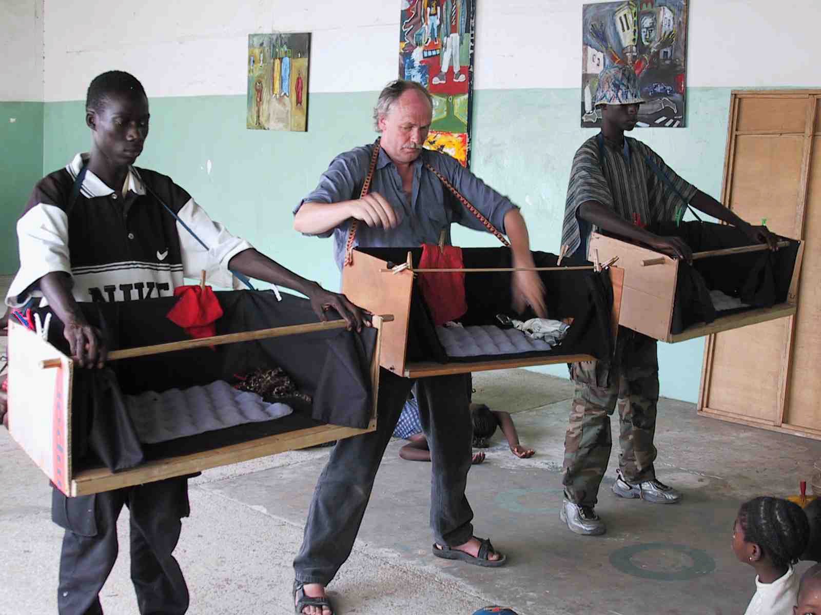 Bauchladentheater Projekt mit dem Goethe Institut Dakar, in 'Ecopol', Dakar, Senegal | mit Chek und Mbei